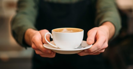 servir le café